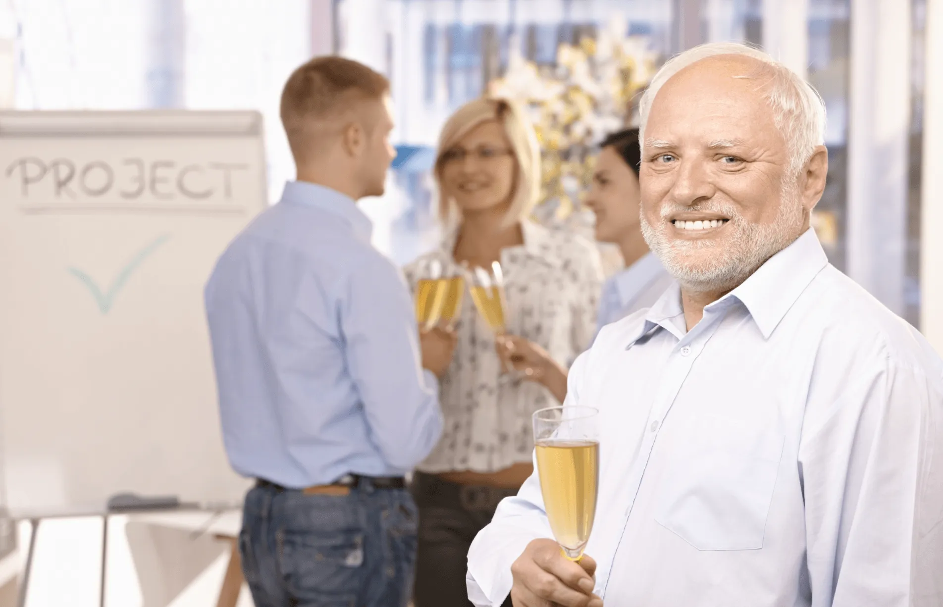 Um velho com um sorriso falso, segurando uma garrafa de champagne.