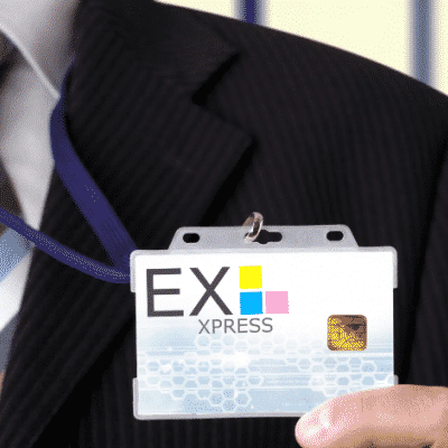 Um crachá Exxpress, representando a empresa na entrevista gravada